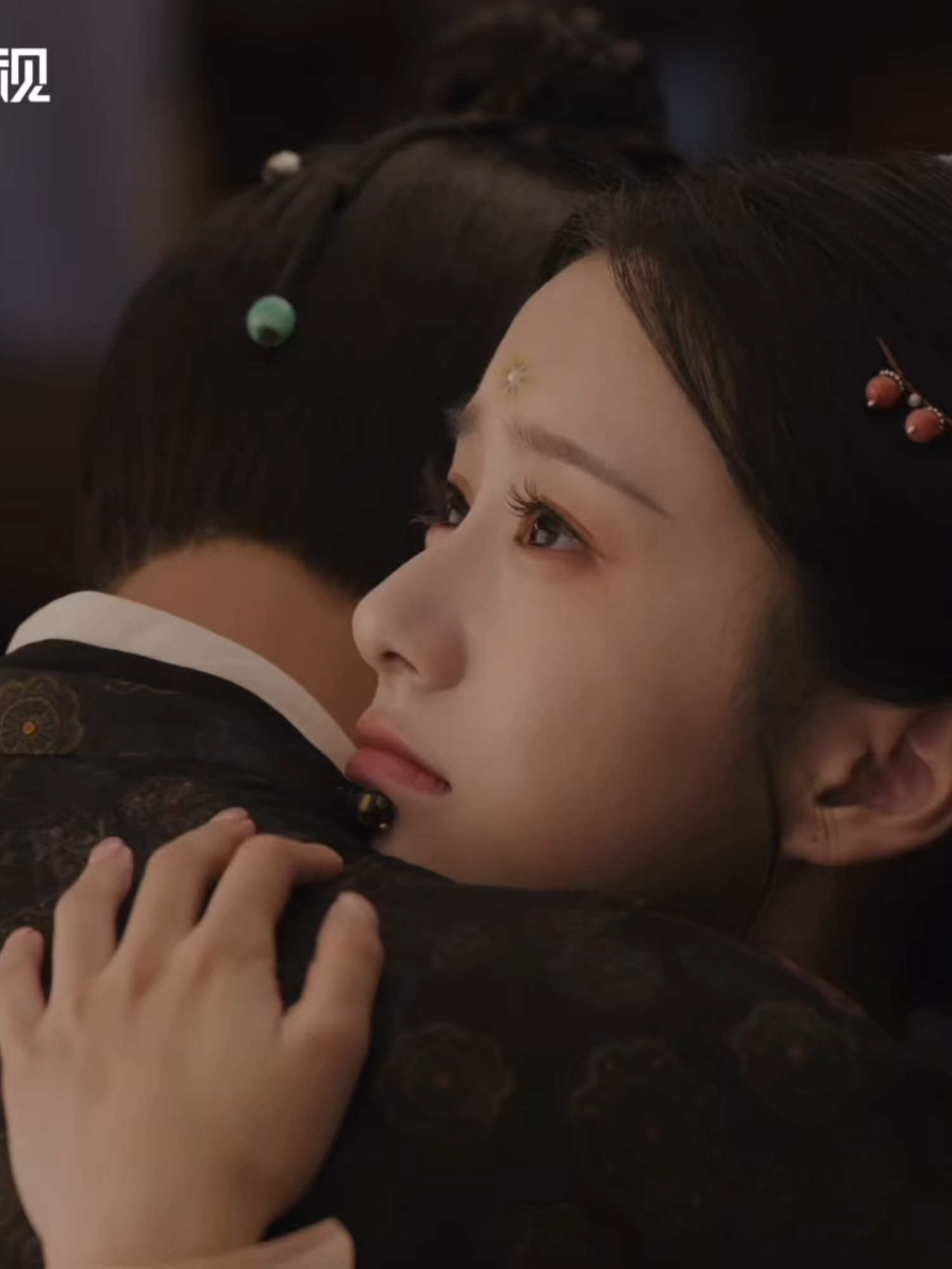 #YouthfulGlory CUT Ming Tan #BaoShangen can’t hide her sorrow after learning about her father’s situation. Jiang Xu #SongWeilong holds her in his arms to help her rest peacefully. Tune in to MangoTV daily night at 18:00 (GMT+8) for #YouthfulGlory  ➡ https://d.mgtv.com/zD-Q  Authentic and well-crafted Thai subtitles ensure immersive viewing! #韶华若锦 得知阿爷出事后的明檀 #包上恩 心痛难掩，幸好有江绪 #宋威龙 陪在她身边。不仅温柔安慰，为了能让她安心休息还拥她入眠，希望天亮之后他们能等到好消息 每日18:00，锁定MangoTV 看 #韶华若锦 ➡ https://d.mgtv.com/zD-Q 更有精翻泰语字幕等你来看噢~