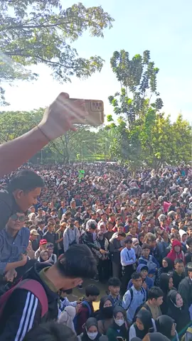 begitu banyak pemuda Bekasi yang nganggur . semoga perusahaan benar benar merekrut kita semua  #jobfair 