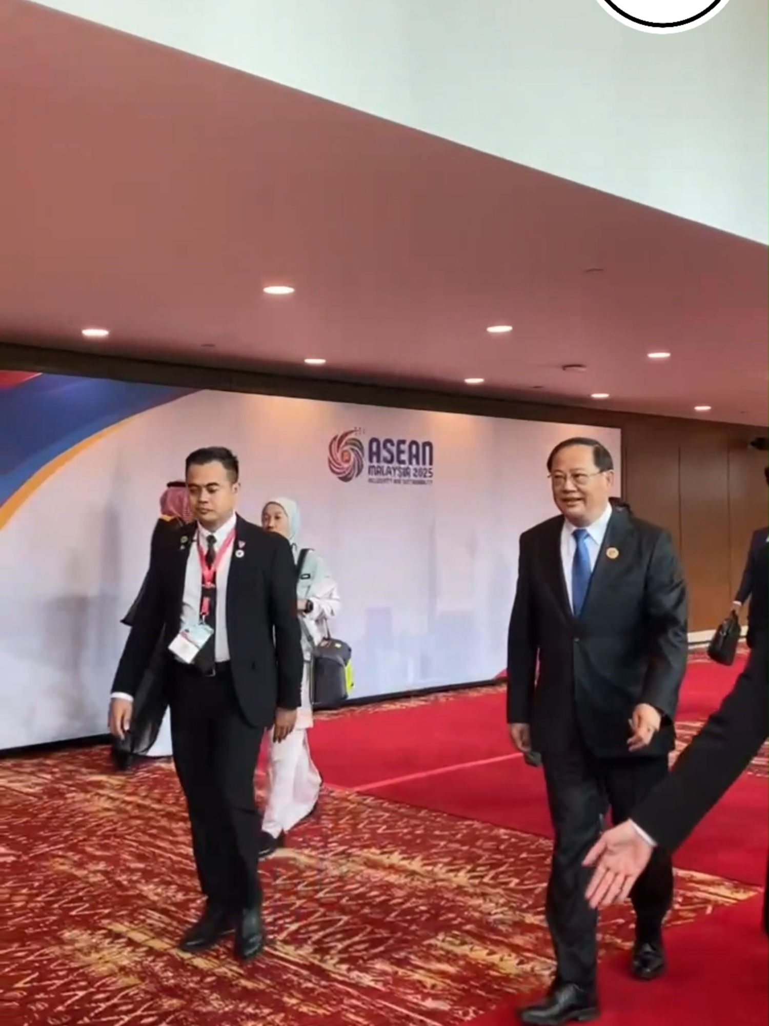 Laos Prime Minister Sonexay Siphandone returns from lunch, preparing for the Asean–Gulf Cooperation Council (GCC)–China Summit at the Kuala Lumpur Convention Centre. #Asean #Malaysia #KL #KualaLumpur #Laos #PrimeMinister #GCC #Summit #SinarDaily