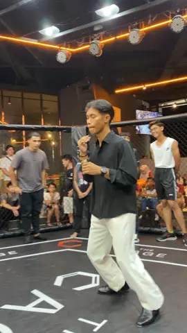 Shadow boxing in the cage  #boxing🥊 #fyp #foru #box #foryourpage #mike #tyson #peekaboo #noob 