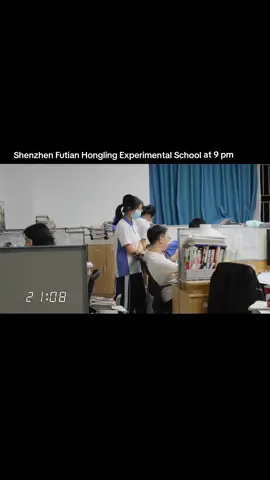 They still very busy at 9pm at shenzhen futian hongling experimental school #🇨🇳 #中国 #china #school #shenzhenhighschool #waiwainotsleep #foryoupage 