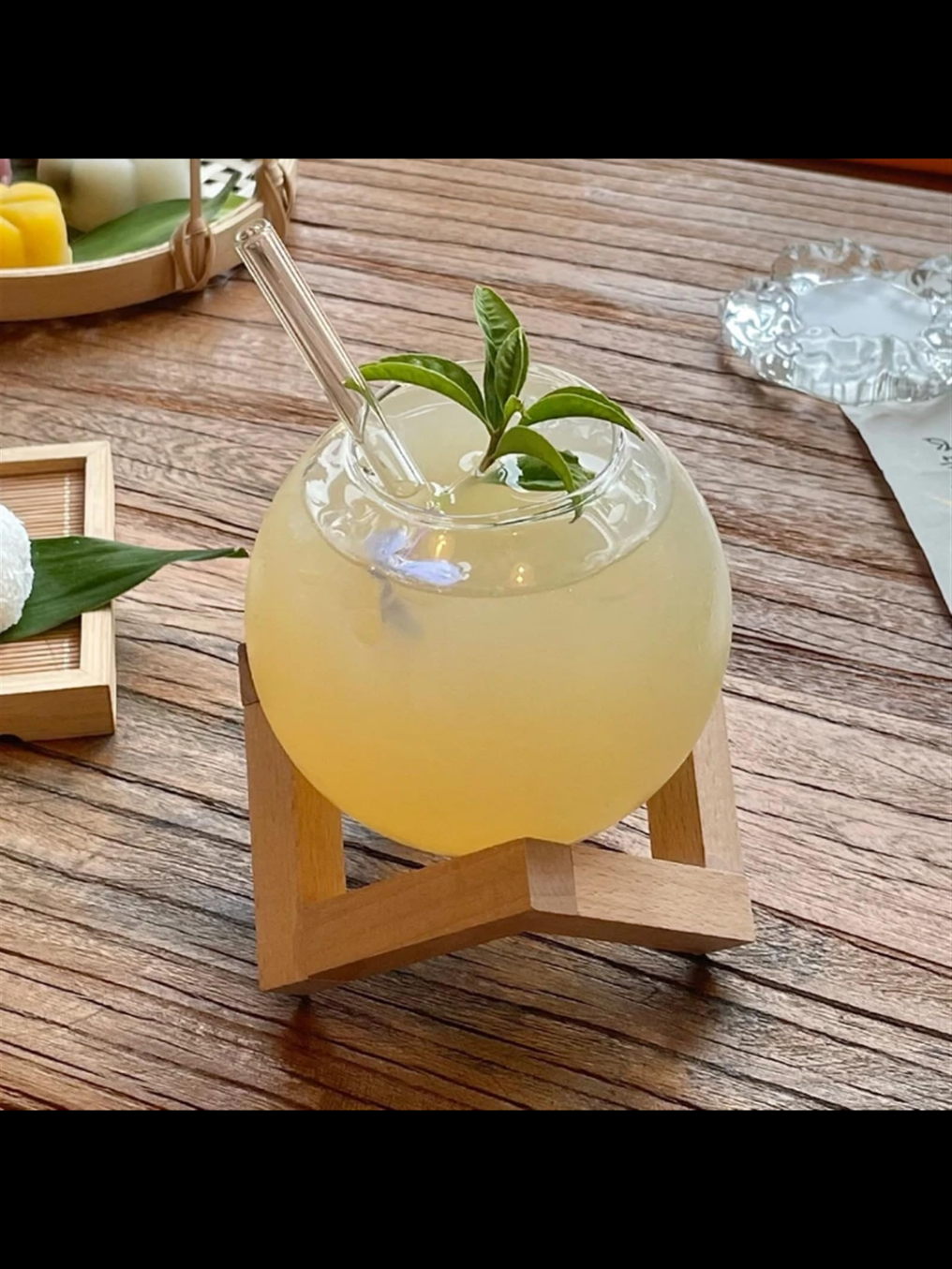 Round ball juice glass with bamboo base  Ksh 1600 We deliver countrywide at a fee DM us for orders and inquiries Happy shopping 🛍️ #creatorsearchinsights #fyp #goviral #viral #kitchenwarekenya #goviral #bamboostand #borosilicateglass #borosilicateglassjar #tiktokkenya🇰🇪 #coupleskenya #foryoupage #foryoupage❤️❤️ 