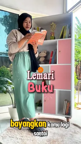 📚 Saat rak buku berubah jadi statement piece ruangan! Tampilkan koleksi buku favorit dengan sentuhan gaya kamu sendiri!#furniture #lemari #lemaribuku #homedecor #rumahminimalis 