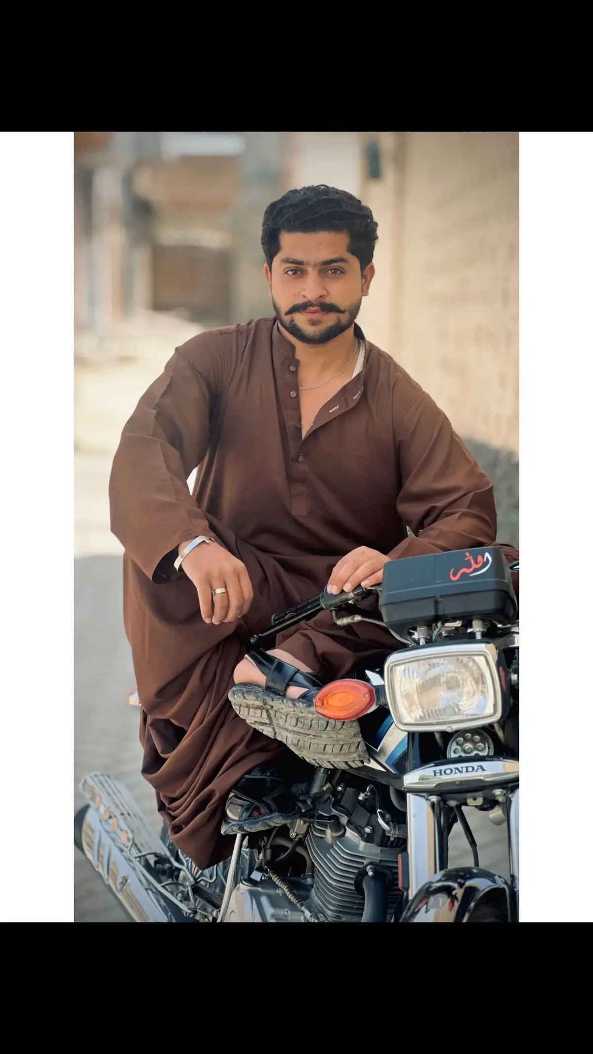 توں تاں میڈے کولوں ہزاراں میل دور تھی کے وی میڈے دل وچ رہ گئی اور ہک میں ہاں جہڑا ہک ہک پل تیڈے نال گزار کے وی تیڈا نمہی بنڑ سگیاں۔ ایندا مطلب جو بےوفا میں ہامی توں تاں کئینا ہانوے وت کیوں تیکوں اجنڑ تک وی میڈا خیال رہ ویندے۔۔کڈاھیں کلھا بیھ کے اے ضرور سوچیں😕 #foryoupage #foryoupageofficiall #titok #standwithkashmir #foryou 