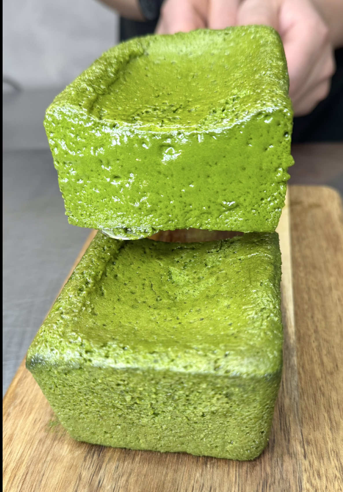 予約1年待ち!?伝説の抹茶ガトーショコラ🍫🍵 香り高い西尾産の抹茶×3種のチョコ×超微粒子メレンゲ しっとり半生とろける口溶けはまさに飲めるショコラ✨️ ふわっと広がる抹茶の旨みと重なり合うチョコのコクが最高すぎる…😍 オンライン予約はなんと1年待ち それでも食べたい理由がひと口でわかる まさにガトーショコラの常識が変わる究極の逸品！！ 店頭では10時から整理券配布で1日10本限定販売！ イートインセットや（ドリンク付き2000円）も大人気！ 推し活にもピッタリ✨️ 超オススメ🫶🏻 📍名古屋『THE LAB NAGOYA』 THE Matcha ¥6000/本 イートイン(自家製チャイラテ45分飲み放題付き) ¥2000 #名古屋グルメ #名古屋カフェ #japanesefood #tiktokfood 