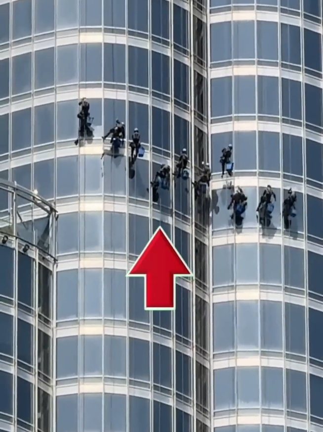 🤓How Burj khalifa cleaning #HowBurjkhalifacleaning#viraltiktok #viralvideo #newvideo #shorts #short #burjkhalifa 