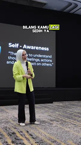 Satu kutipan dari salah satu sesi yang membahas tentang pentingnya kesadaran diri sebagai pemimpin. Bicara tentang menjadi pemimpin, kadang kita gak dikasih waktu banyak untuk merasakan penuh setiap emosi yang ada. Target, waktu, & dunia menuntut kita untuk cepat. Hari ini, coba untuk jeda sejenak, 5 menit aja, untuk sekedar merasakan emosi apa yang lagi kita punya. Kenapa emosi itu ada? Karena apa? Apakah bisa dilalui begitu saja, butuh cerita, atau ada solusinya? Semangat ya buat kamu yang lagi di titik belum tau apa ya kamu rasa. Aku bukan motivator, aku Psikolog. Aku lebih suka menyebut diriku sebagai trainer, mindset changer, karena aku gak akan kasih kamu motivasi cuma sekedar dari 30’ di video ini. Tapi aku berharap, cuplikan video ini bisa bermanfaat ya🤍 #mentalhealthmatters #workpsychology #clinicalpsychology #leadershipdevelopmentprogram