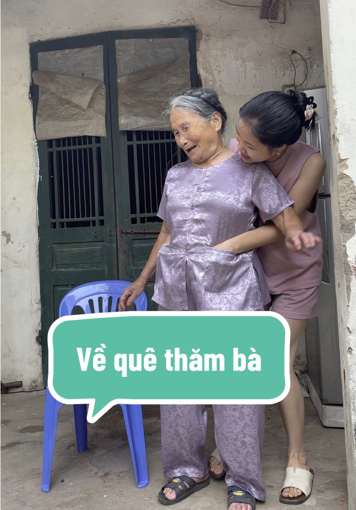 Về quê thăm bà, biếu bà bộ gấm lụa bà rất vui 🥰 #quanaotrungnien #dobotrungnienchome #quatangme #tiemhaivochong #dotrungnien #xuhuong 