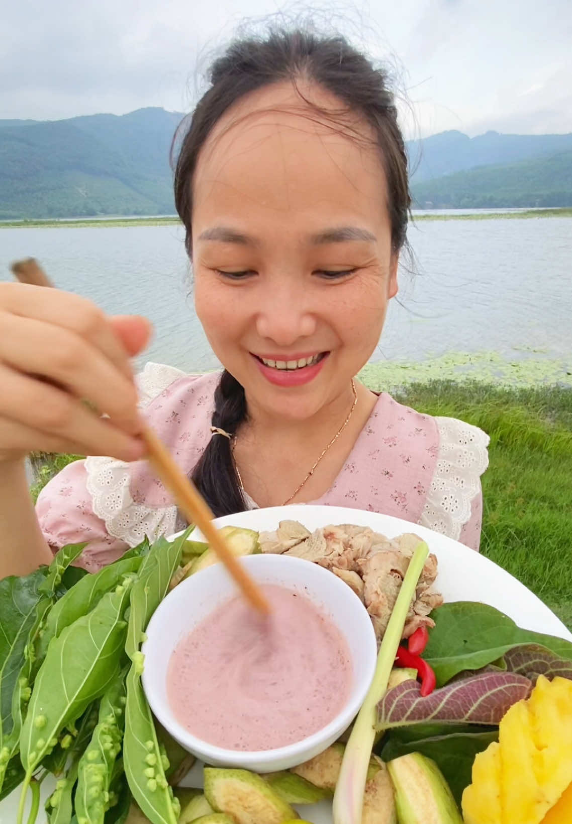 Cùng Phượng ăn thịt luộc kèm chuối xanh cuốn với lá sung chấm mắm tôm Ba Làng Thanh Hóa nhé #thitluoccuonlasung #Mamtombalang #Mukbang #Phuongxuthanh 