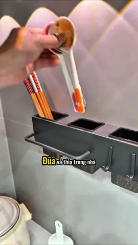 Giá để đũa và dao có thể đục lỗ và cố định bằng keo không cần đóng đinh. Nó chắc chắn và bền bỉ, giúp mặt bếp trở nên sạch sẽ và gọn gàng!! #giadungnhabep #giatreodonhabep #tienich #creatorsearchinsights #thietthuc #jizonguyen 