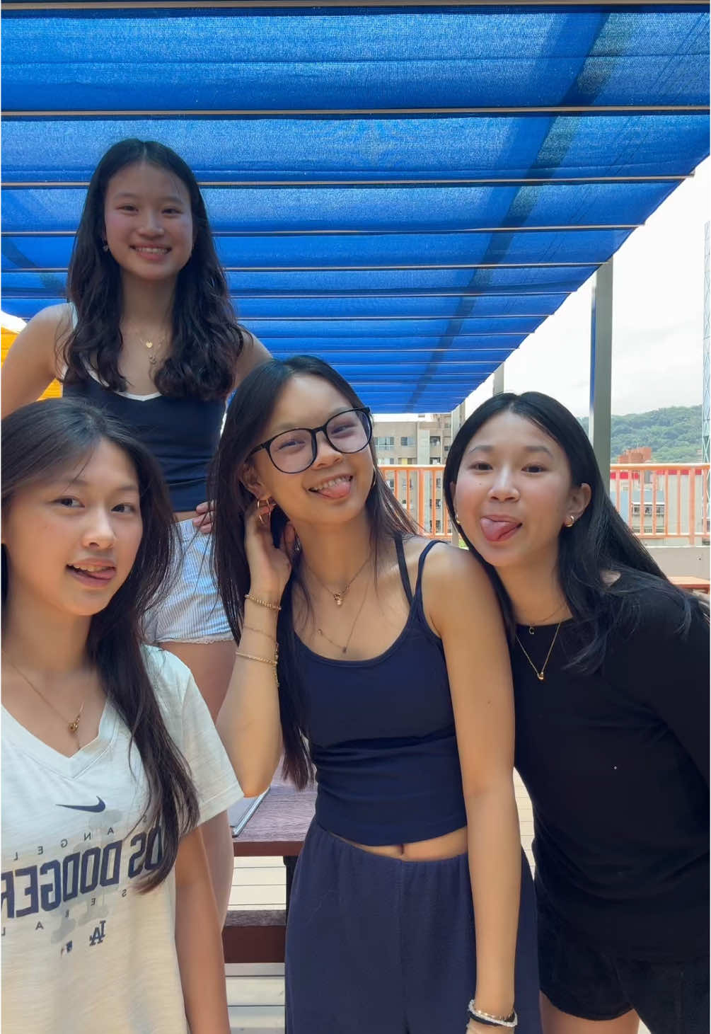 Iconic 4 (wo)man #fyp #viralll #dance #throwback #fourpeopledance #gang #chinese #taipei