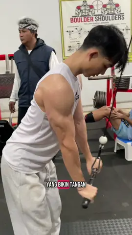 Mau tangan gede? Jangan latih bicep doang, latih tricepnya juga. #tricepsworkout #bicepcurl #evolene #creatine #gym #GymTok #GymLife #workoutmotivation #fyp #foryou #foryoupage #masukberanda 