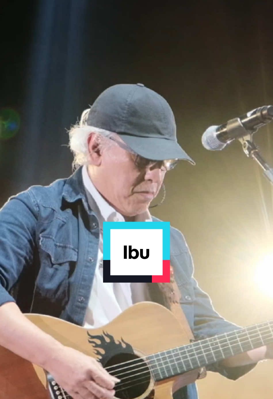 Ada manis dalam suaramu, ada kuat di setiap doamu, juga ada tempat paling nyaman untuk rindu, yaa Ibu... #tiktoktainment #ibu 