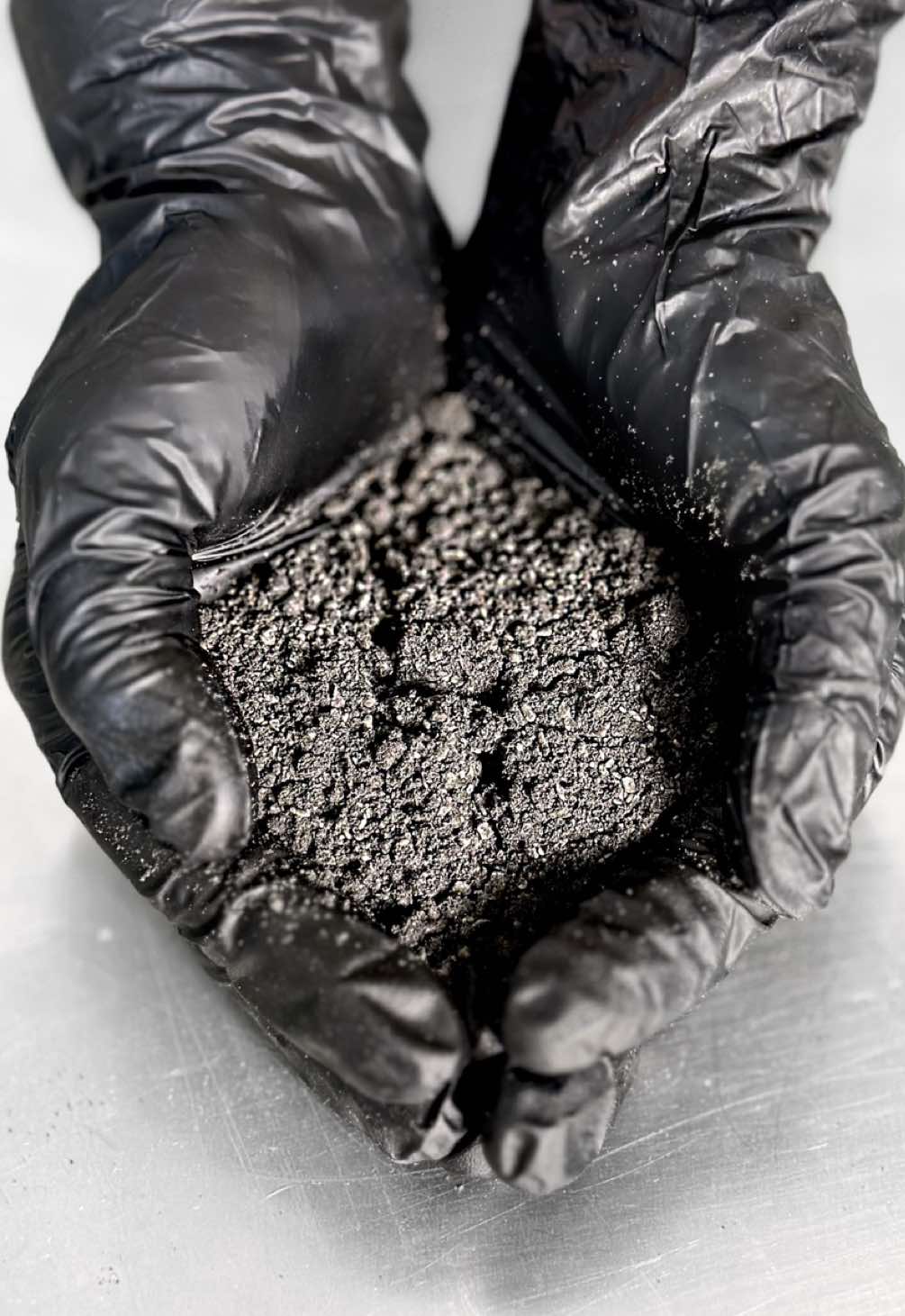 Una polvere sabbiosa dal profilo aromatico deciso, nata da tecniche di cucina molecolare. Cioccolato bianco, polvere di liquirizia e un estratto liquido ad alta concentrazione si fondono per creare un equilibrio raffinato tra dolcezza e note amare, profonde e terrose. Ideale per valorizzare dessert al piatto, mousse o gelati con un tocco elegante e contemporaneo. La ricetta completa della Polvere di liquirizia sabbiosa & cioccolato bianco è disponibile su @gronda, nel mio profilo Camilla Jesholt Buffatti. Trovate il link diretto sotto la bio #cucinamolecolare #liquirizia #pastry #pastrychef #Recipe 