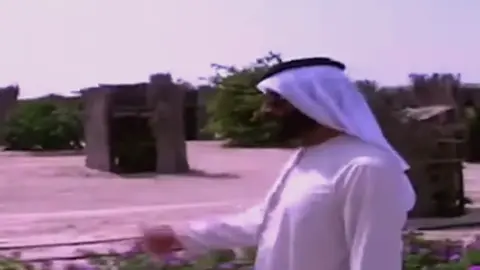 الشيخ زايد بن سلطان آل نهيان، رحمه الله ، أولى الزراعة اهتمامًا كبيرًا، رغم طبيعة الإمارات الصحراوية، وكان يؤمن بأن الزراعة أساس الحضارة. من أبرز أقواله: “أعطوني زراعة أضمن لكم حضارة”. شجع على تحويل الصحراء إلى أرض خضراء، دعم المزارعين، استخدم تقنيات حديثة للري، وغرس ملايين الأشجار، خاصة النخيل، مؤكدًا أن الزراعة تحمي البيئة وتعزز الاستقرار والتنمية كان قائدًا استثنائيًا ورجلاً عظيمًا في رؤيته وإنسانيته. لم يكن فقط مؤسس دولة الإمارات، بل كان أيضًا أبًا حانيًا لشعبه، محبًا للخير، حريصًا على بناء الإنسان قبل البنيان. غرس في النفوس حب الأرض والزراعة، فحوّل الصحراء إلى جنة خضراء، وترك أثرًا خالدًا في كل شبر من هذه البلاد الطيبة. لقد كان رجل سلام، ورجل بناء، ورمزًا للعطاء. فبفضل الله ثم حكمته، قامت دولة عصرية، وازدهرت الزراعة، وانتشر الخير. اللهم ارحم الشيخ زايد بن سلطان آل نهيان، واغفر له، واجعل ما قدمه في ميزان حسناته. اللهم اجعل قبره روضة من رياض الجنة، واملأه نورًا ورضوانًا، وبلّغه أعلى درجات الفردوس يا أرحم الراحمين. اللهم اجزه عن شعبه وأمته خير الجزاء، واجعل ما زرعه من خيرٍ باقٍ إلى يوم الدين #اكسبلور #مشاتل #trend #اكسبلورexplore #الامارات_العربية_المتحده🇦🇪 