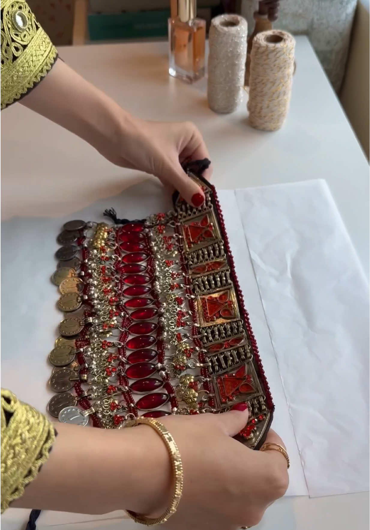 Pack with me🌸✨🪞 #afghan #packwithme #foryouu #afghanistan #afghandress #handmadewithlove #beautiful #afghangirl #afghantiktok #culture #packing #afghanjewellery #afghanwedding #kabul 