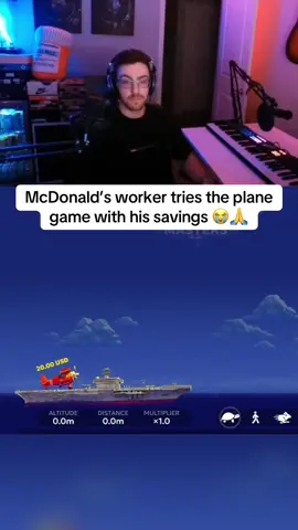 McDonald’s worker tries the plane game with his savings 😭🙏 #kickstreaming #mcdonalds #streamerclips 