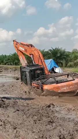 tidak butuh kata kata yg penting bukti nyata #main_lumpur #excavator_hitachi_zx210f 