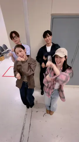 หรือชาเลนจ์นี้ง่ายเกินไปรึป่าวน้าพี่จู พี่มาร์ค🐱 #SeeThroughChallenge with p‘ @junniorrs @M  @chari @jaoying  YouTube : FELIZZ #FELIZZ #FELIZZ_SeeThrough    #RISERMUSIC