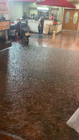 عندما يتساقط المطر يجدد الأمل في النفوس مثلما يجدد الحياة حولنا،#تايلند🇹🇭 #بانكوك_ارض_الابتسامه #اكسبلور_فولو #bangkook #نانا #ترند #حي_العرب_بانكوك #طاقة_ايجابية #اكسبلور 