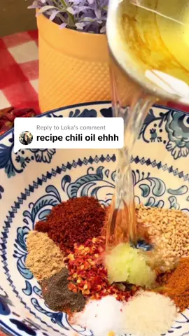 Replying to @Loka  الـ تشيلي أويل ده قادر يخلي أي حاجه ليها طعم عادي يبقى ليها طعم برو ماكس بجد 😂❤️ شوية نصايح بنستوتية عشان تاخدوا أفضل نتيجة 😉 - الزيت اللي هنحط فيه المنكهات يبقى متسخن كويس ومش بياخدوا وقت طويل خالص عالنار وبنرفعهم. - متزودوش ملح كتير عشان تحسوا بطعم كل حاجه. - لو مش حابينه يبقى سبايسي أوي ممكن تستغنوا عن معلقة الشطة عادي. - الزيت يبقى متسخن بس مش عالآخر عشان التوابل والسمسم ميتحرقش. -بيتشال بره التلاجة عادي وممكن يقعد معاكم شهر وزيادة. -استنوني في وصفات كتير بالشيلي أويل جايه، وبس! اعملوه واتبسطوا🤷🏻‍♀️♥️!  Chili oil تشيلي اويل شيلي أويل #chile #hot #chili #oil #spicyfood #spicy #شيلي #تشيلي #شيلي_اويل #foodie #foodie #foodtok #وصفات #لذيذ 