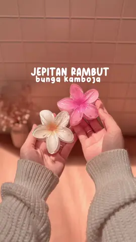 Pantesan jepitan bunga kamboja ini viral bgt ternyata emang selucu ituu dong 😍 bisa juga dipake jadi hiasan tas samaan yuk  #jedai #jedairambut #jedairambutviral #jepitanrambut #jepitanbungakamboja #bungakamboja #viralvideo #viraltiktok #kontenkreator #konterkreatorindonesia #kontenkreatorpemula #aisar #aisarkhaledd #fuji #fujian #mayorteddy #teddyindrawijaya #teddy 