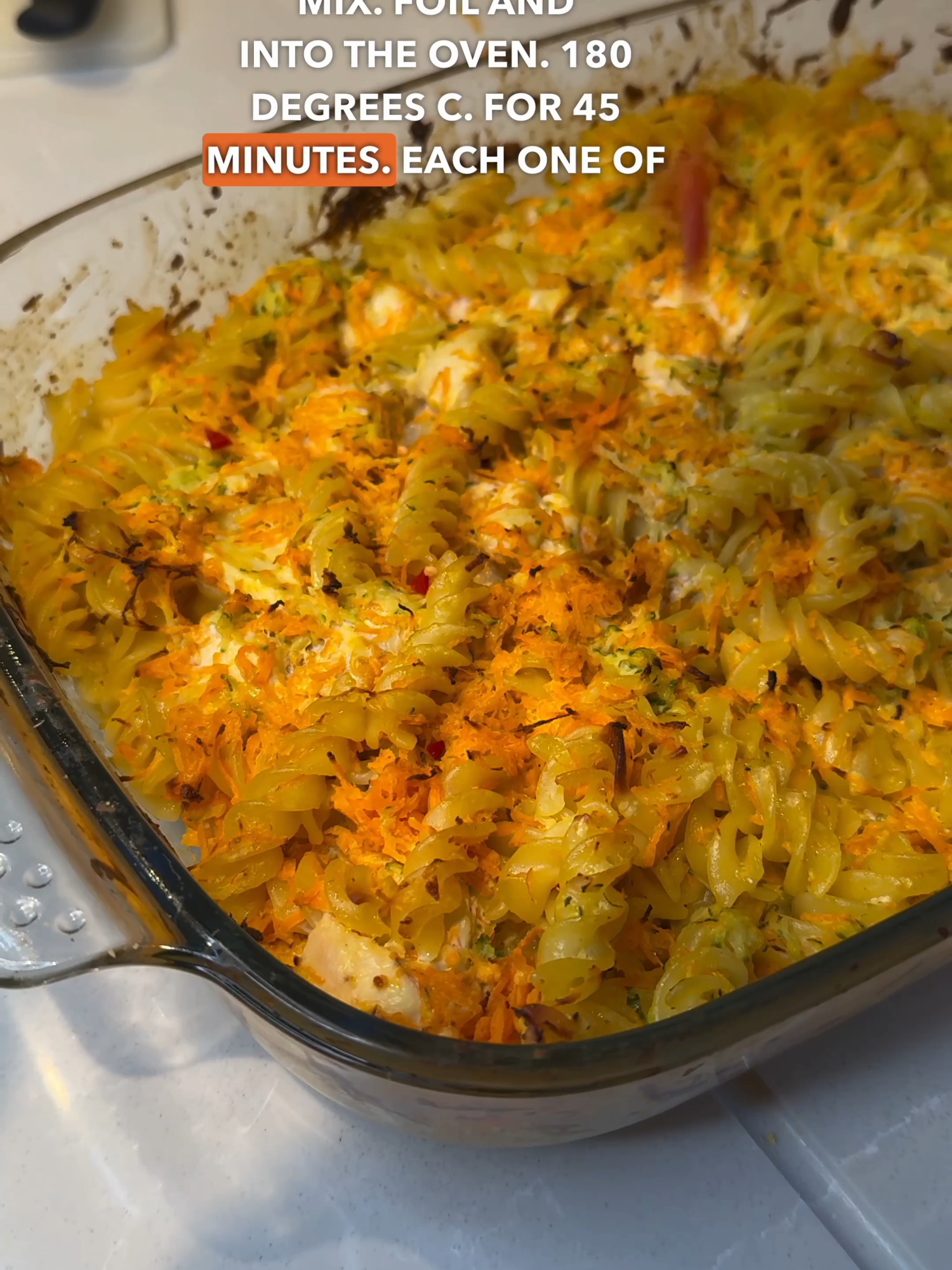💾 Save this recipe for later HERE ⤵️✨ 🥘 Super simple one dish, high protein bake. Recipe (5 servings): 🍝 250g Pasta 🐔 400g Chicken 🥕 200g Carrot 🥒 200g Courgette 🥛 300ml Single cream 🧀 100g Parmesan 1. Boil 250g pasta. 2. Grate courgette and carrots. 3. Add all ingredients + pasta into a dish. Cover with foil, bake at 180 degrees c for 45 mins in a preheated oven. ➖➖➖➖➖➖➖➖➖ Each serving: Calories 480 kcals Protein: 36g Carbs: 42g Fat 19g Let me know if you try this one below! 👇