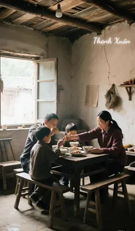 Gia đình 4 người vui vẻ với bữa cơm bình dị#huongvitinhthan #comnha #nhalanoideve #chualanh #giadinh #bepnhavungque #binhyenbennguoi❤️ #yenbinh 
