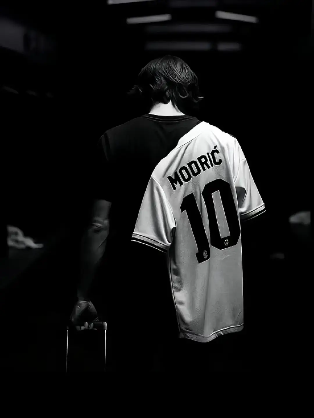 وداعًا لوكا مودريتش | نهاية أسطورة ريال مدريد بعد سنوات من المجد والتألق، يعلن النجم الكرواتي لوكا مودريتش اعتزاله اللعب بقميص ريال مدريد، مُنهياً رحلة استثنائية صنعت المجد في حقبة لن تُنسى في تاريخ النادي الملكي. لحظة حزينة لكل عاشق لكرة القدم، ولكل مشجع مدريدي رأى في مودريتش قائدًا وساحرًا وملهمًا داخل المستطيل الأخضر. في هذا الفيديو نستعرض اللحظات الأجمل في مسيرة لوكا مودريتش مع ريال مدريد، الأهداف الحاسمة، التمريرات الساحرة، المراوغات الذكية، والتضحيات التي قدّمها للنادي منذ قدومه في عام 2012 قادمًا من توتنهام، وحتى لحظة الوداع في 2025. 13 عامًا من العطاء، 13 عامًا من الفن والالتزام، من القيادة في أصعب اللحظات، ومن كتابة التاريخ في دوري أبطال أوروبا، الليغا، وكأس العالم للأندية. من هو لوكا مودريتش؟ هو أكثر من مجرد لاعب وسط. إنه معلم كرة القدم. رمز للاجتهاد والتواضع والعزيمة. فاز بكل شيء مع ريال مدريد، وحقق المجد مع منتخب بلاده عندما قاد كرواتيا إلى نهائي كأس العالم 2018، ليحصد الكرة الذهبية وينهي هيمنة ميسي ورونالدو. لقد قدّم نموذجًا حيًا للاعب الذي لا يستسلم، بل ينهض دومًا ويصنع الفرق. ألقابه مع ريال مدريد: دوري أبطال أوروبا (5 مرات) الدوري الإسباني (3 مرات) كأس العالم للأندية كأس السوبر الأوروبي كأس الملك كأس السوبر الإسباني والقائمة تطول… لأنه ببساطة أحد أنجح لاعبي الوسط في تاريخ اللعبة. لماذا يُعتبر اعتزال مودريتش نهاية حقبة؟ لأنه كان القلب النابض لريال مدريد في أصعب اللحظات، وعقله المدبر في أسعدها. لأنه من الجيل الذهبي الذي أعاد للميرينغي هيبته الأوروبية، وصنع روح الانتصار من جديد. اعتزاله هو لحظة للتأمل، للحزن، وللاحتفال أيضًا بما قدّمه هذا اللاعب العظيم. في هذا الفيديو ستشاهد: أبرز أهداف وتمريرات مودريتش تصريحاته الأخيرة عن الاعتزال ردود فعل زملائه والجماهير مشاهد حصرية من لحظة وداعه في البرنابيو لحظات لن تتكرر في تاريخ ريال مدريد لا تنسَ الاشتراك في القناة وتفعيل الجرس ليصلك كل جديد عن نجوم ريال مدريد السابقين والحاليين، وشاركنا في التعليقات: ما هي أفضل لحظة تتذكرها لمودريتش بقميص ريال مدريد؟ لو أعجبك الفيديو لا تنسَ الإعجاب والمشاركة مع أصدقائك المدريديستا. وداعًا لوكا، ستبقى في القلب دائمًا. #مودريتش #ريال_مدريد #اعتزال_مودريتش #وداع_لوكا #كرة_القدم #لوكا_مودريتش #وداع_الأساطير #مدريديستا #halaMadrid #مودريتش2025 #مودريتش_الأسطورة #lukaModric #modric #ريال_مدريد_اليوم