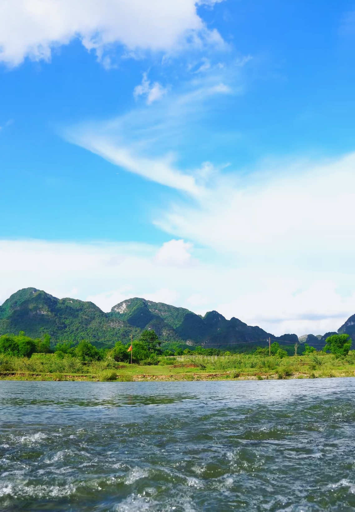 Vẻ đẹp của dòng sông Bôi uốn lượn quanh dãy núi hùng vĩ . Thiên nhiên vùng cao thật tươi đẹp . Mùa hè đến rồi lên đường thôi các bạn #kimboihoabinh #vungcao #thiennhientuoidep #camping 