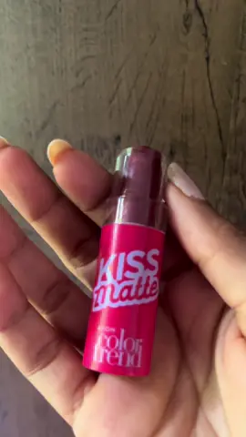 Batons Kiss Matte da color trend AVON 💋 Cores: Vinho  Vermelho Pop São bem pigmentados e as cores são de ARRASAR. 😍🤌🏽