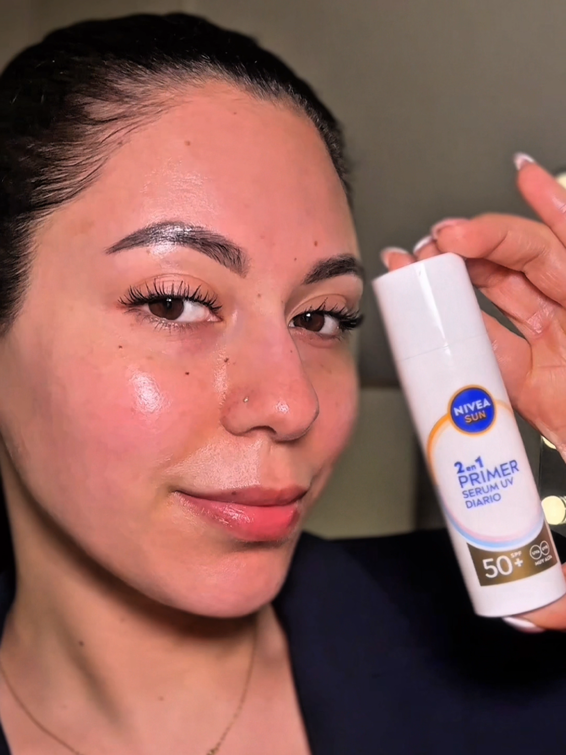 ¿Un protector solar que no parece protector solar? 🌞 ¡Lo encontraste! 
 Prueba el primer sérum con SPF50+ de NIVEA SUN: ultraligero, cómodo y perfecto para
 usar todos los días.
 ✨ Fórmula tipo sérum = cero pesadez, máxima protección.
 💛 Para quienes buscan cuidarse sin complicaciones ni sensación grasa. 
 Y sí… ¡está en descuento en #TikTokShop ! 🛍
 ¡Haz clic en el carrito y súmalo a tu rutina ya! 👇 
 #NIVEASUN  #skincare  
 #SkincareFácil 