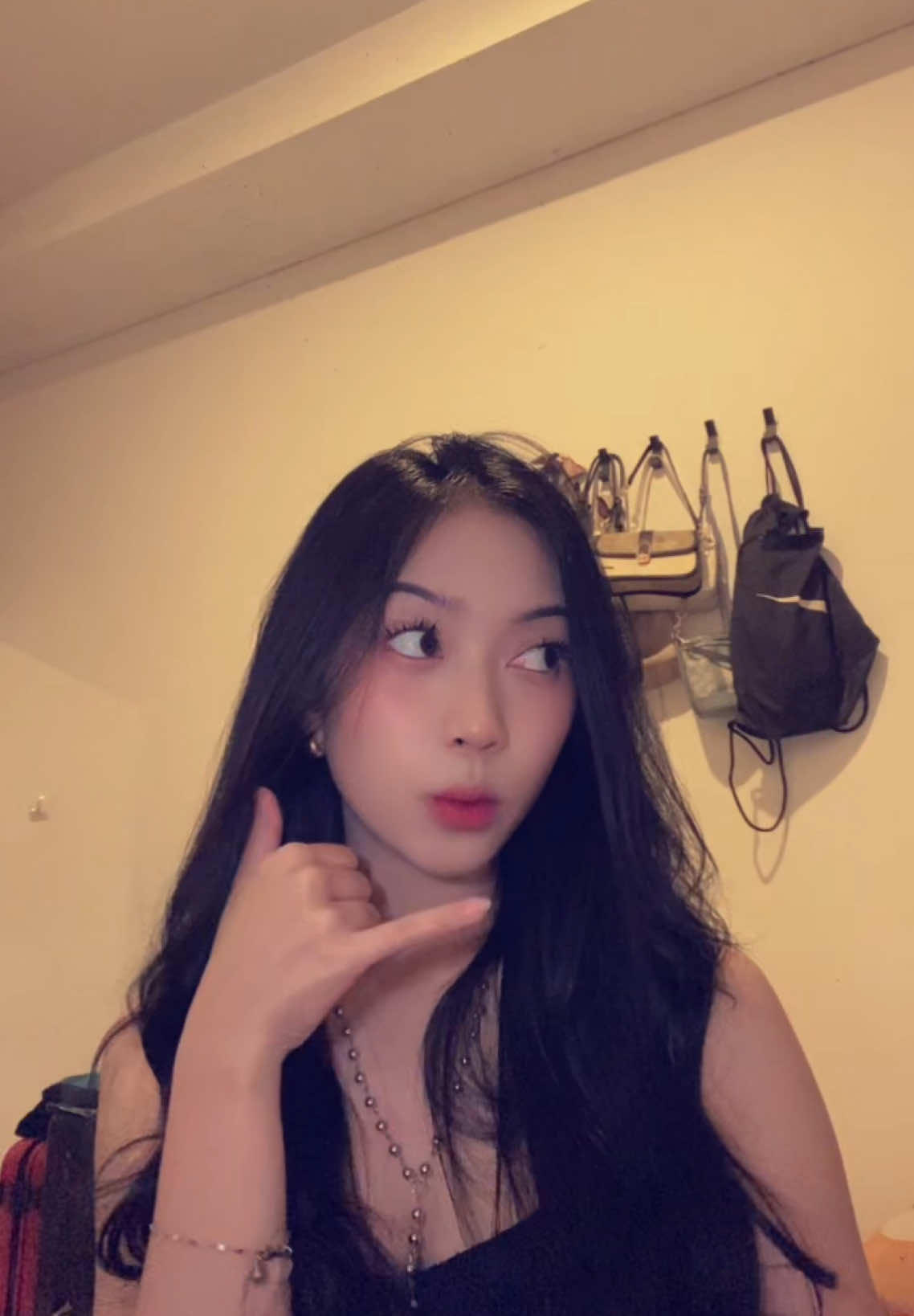 memanggil..ckls 2 *tadi mama nelp* ciahhhh…. wut wut wut