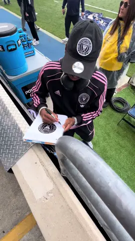 Inter Miami signing autographs🔥⚽️ #MLS #majorleaguesoccer #intermiamicf #autograph #signature #fifa #miami #benjamincremaschi #fafapicault #ianfray #leomessi #fabrizioromano #philly #Soccer #football #luissuarez 
