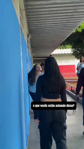 a discussão começou depois que a garota subiu ao palco, durante discurso de diretora sobre maio laranja, afirmando que a diretora era hipócrita, pois quando ela tinha sofrido assédio na escola a diretora teria se feito de cega #fofoca #viral #tiktoknoticias 