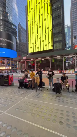 La salsa callejera de Nueva York por los latinos.  Echa pa’lante… #salsanyc #salsa #oscardeleon #nuevayorksalsa