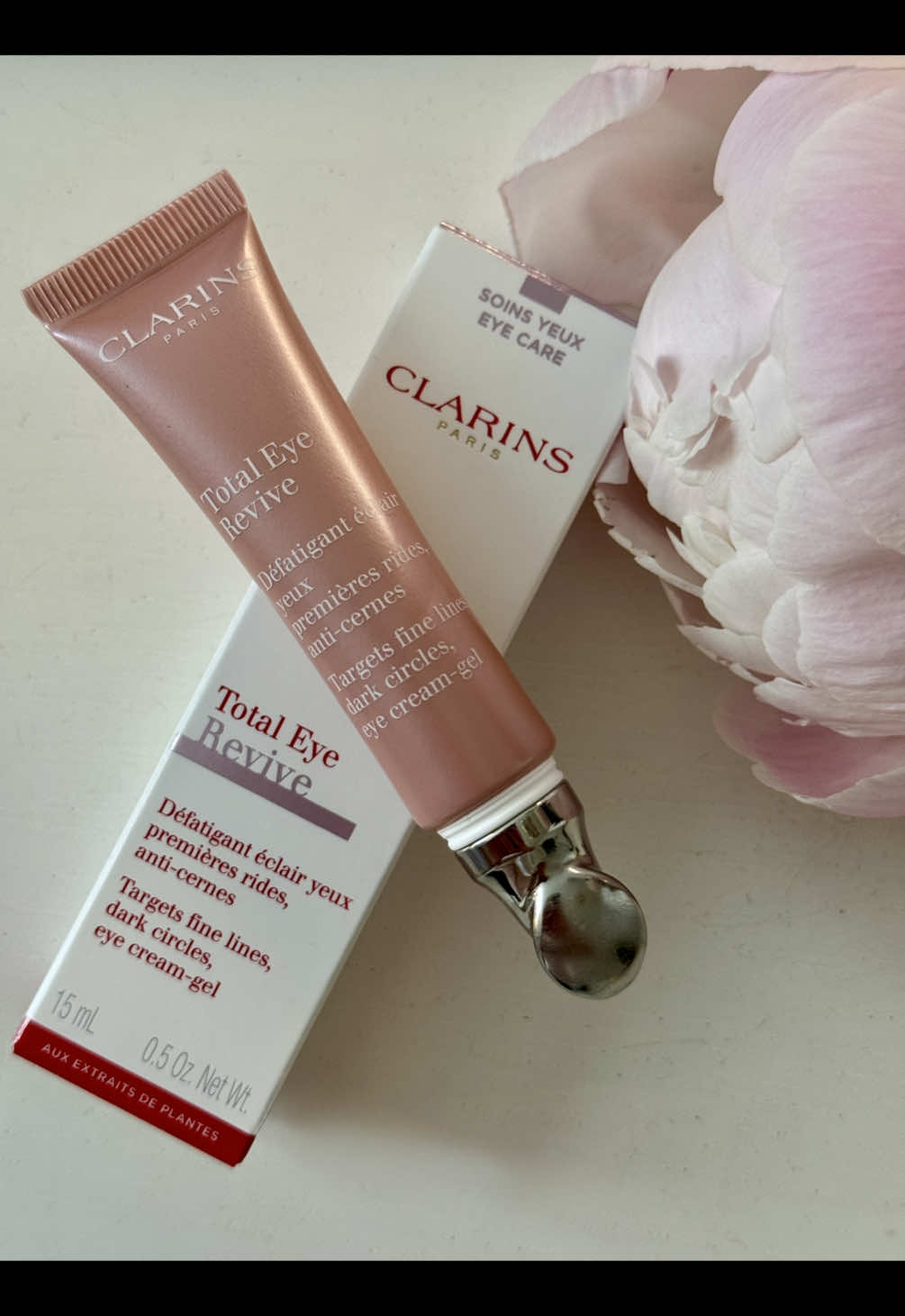 Fake 8 hours of sleep in 8 seconds!? 👀✨ @Clarins Official knew what they were doing with this one… #eyecreamthatworks  #clarins #clarinsskincare #clarinseyecream #totaleyerevive #glowuproutine #nomorepuff #darkcirclesbegone #TikTokBeauty #skincarefaves #beautytokfinds #BeautyTok  