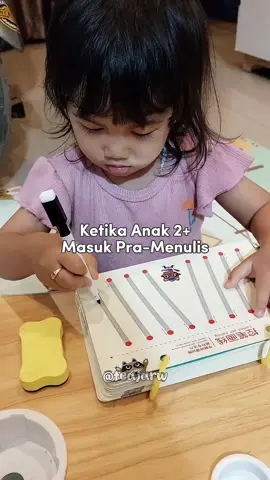 Sejak punya buku ini anakku jadinya tambah semangat buat nulis, udah gtu yang paling keren bisa di halus jadi bisa dipakai berulang... Best banget pokoknya ✨️❤️ #bukupramenulis #toddler #bukumenulis #bukuedukasi #fyp #masyaallahtabarakkallah 