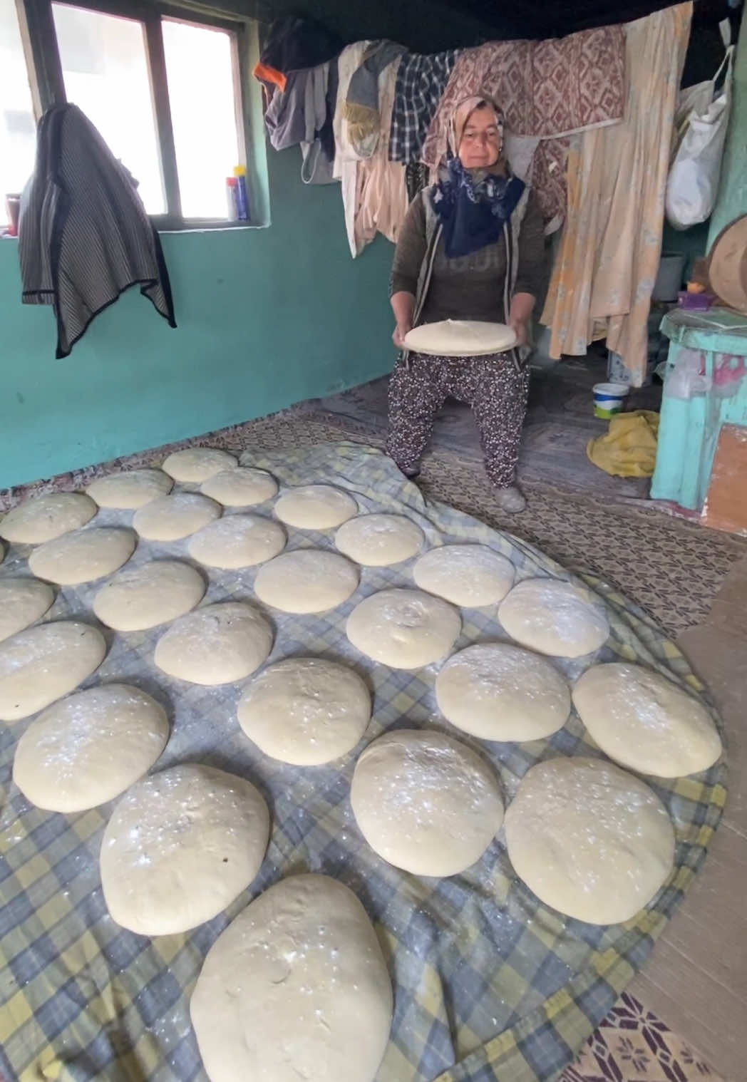 Tarihi köy fırınında, patatesli köy ekmeğinin yapılışı. Burası Afyon’un Şuhut ilçesinde bir fırın. #afyon #afyonkarahisar #ekmek #bread #yemek #food #boğazişi 