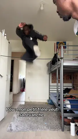 @Ibrams PAL ! Hahaha 😂#poutoi #fyp #foryou #humour #saut #jump #ninja #drole_videos #detente #humours #frere #defis #aigle🦅 #foryoupage#viralditiktok 