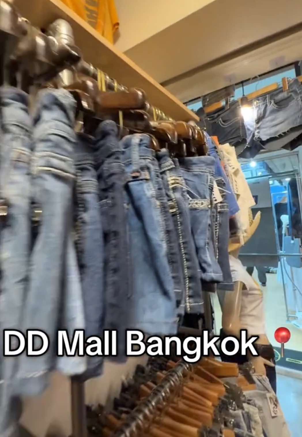 Des sape so Y2K pas chère en France ils nous vendent ça une blinde sur Vinted 🥲 