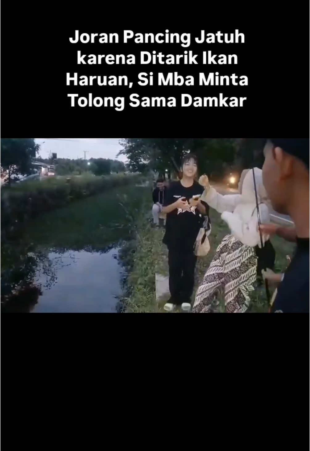 Menindaklanjuti laporan seorang perempuan yang meminta tolong diambilkan joran pancingnya yang terjatuh ketika memancing di Pengaringan Jl. Ir. Soekarno akibat ditarik Ikan Gabus atau Haruan. Karena air di pengaringan itu cukup dalam, sehingga perempuan tersebut meminta tolong dengan Tim Rescue Damkar untuk diambilkan pancing miliknya, Selasa 27 Mei 2025.