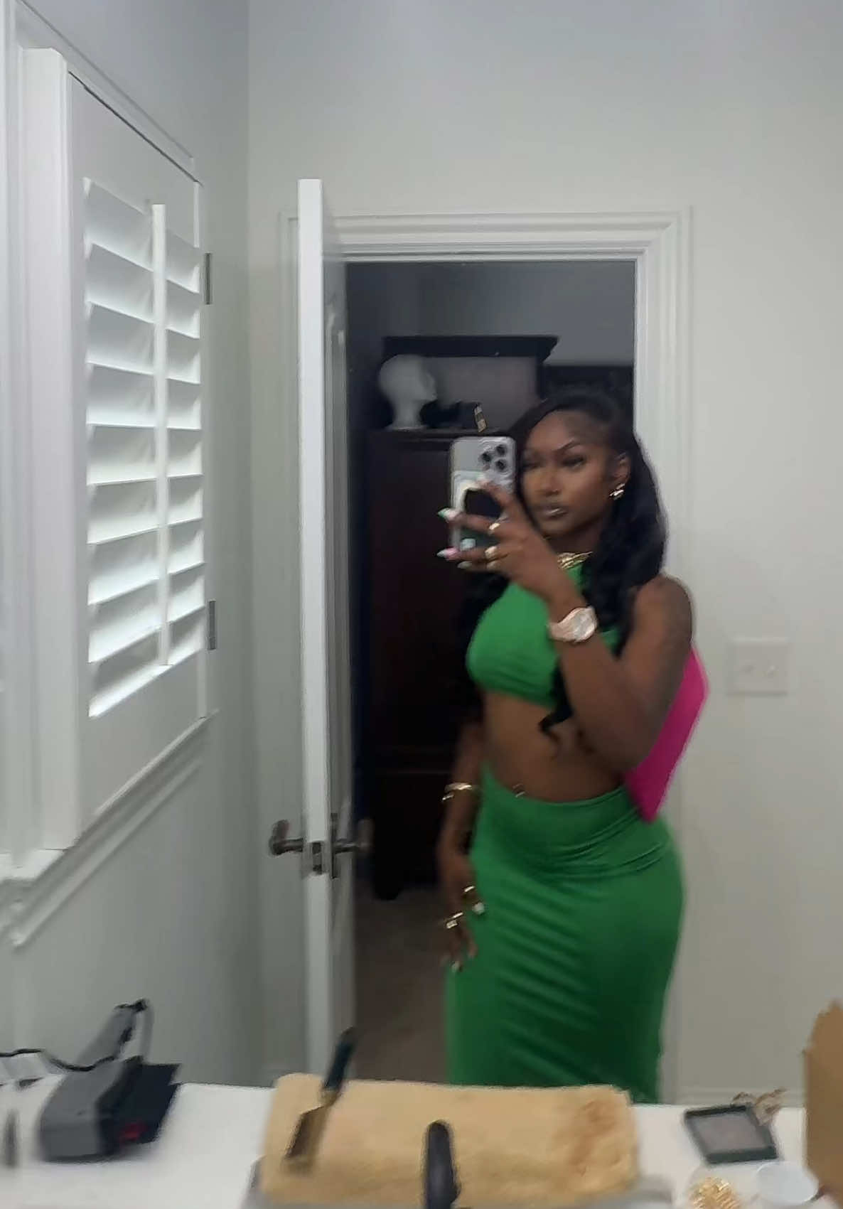 Peaked outside yesterday 😄 #transitionidea #transitiontutorial #foryoupage #fyp #akacolors #greenandpink #greenandpinkoutfit 