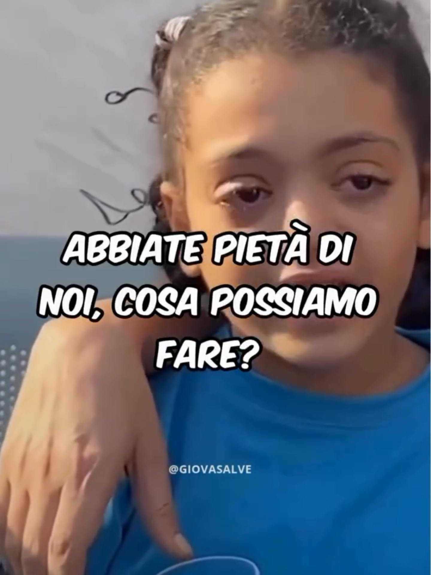 🕊️ “È mia madre. La riconosco dai capelli.” Una bambina palestinese, troppo piccola per il dolore che porta negli occhi, riconosce il corpo della madre tra le vittime di un attacco. Non è una scena di guerra. È una scena di disumanità. Di chi ha perso ogni senso di pietà. E di chi, come lei, ha perso tutto. 📢 Raccontare significa non voltarsi. Significa dire che questo non è normale. E che non deve più accadere. A nessun bambino. In nessuna guerra. #Gaza #BastaGuerra #StopAlMassacro #DirittiUmani #InfanziaRubata #FreePalestine #Umanità #NonInNostroNome #IlDoloreNonHaBandiera #ReelDiVerità