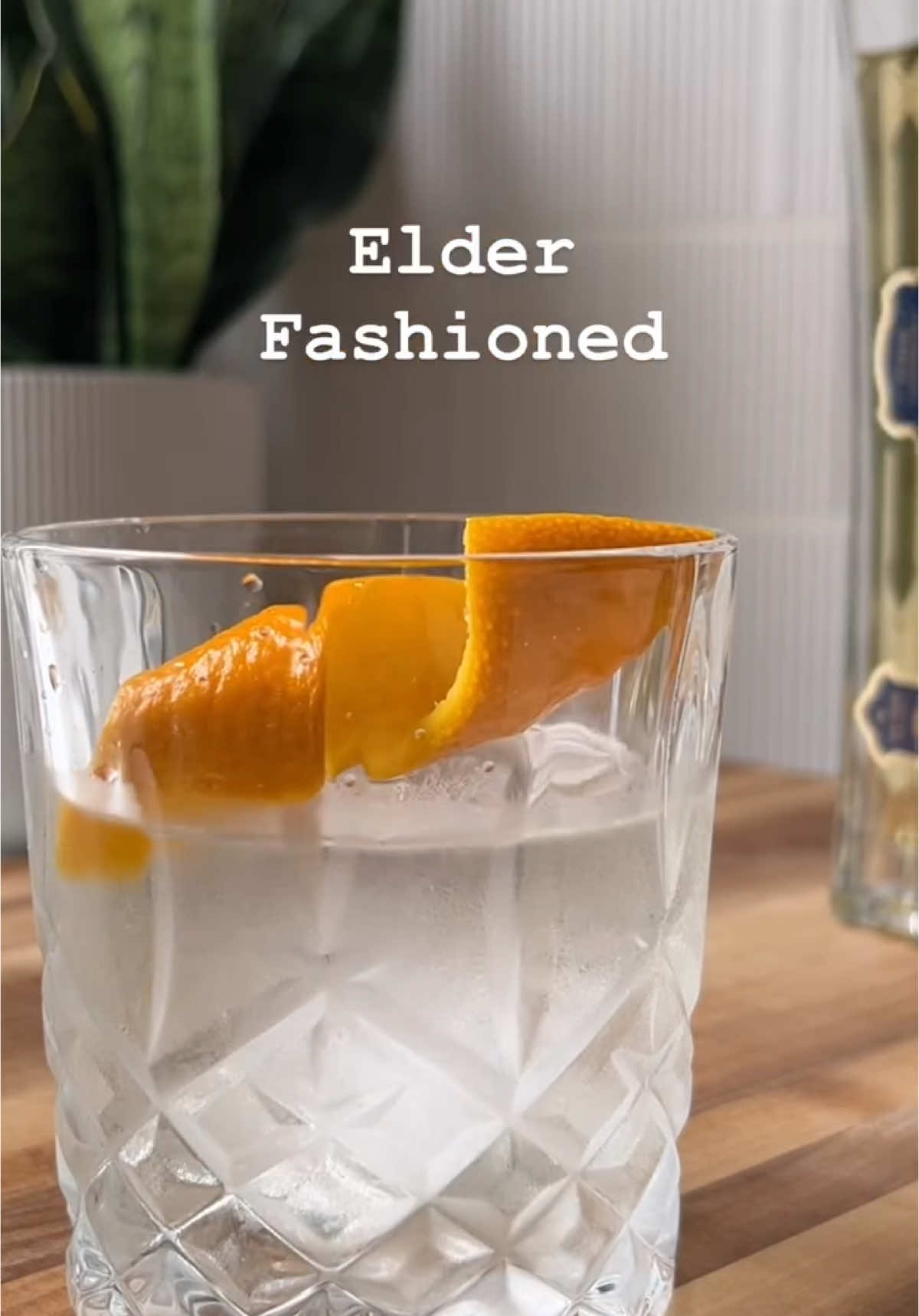 Elder Fashioned 🥃 2 oz London dry gin 0.5 oz St Germain 4 dashes orange bitters Stir with ice for ~20-30 seconds Strain over ice into rocks glass #cocktail #cocktails #gin #drinktok #drinkoftheday #drink #orange #elderflower 