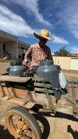 Fala que é do Xixá mas nunca bebeu leite tirado direto da vaca, medido no litro de lata e entregue na porta da sua casa de carroça … Bom dia Xixazeiros… quem aí já comprou leite assim?!