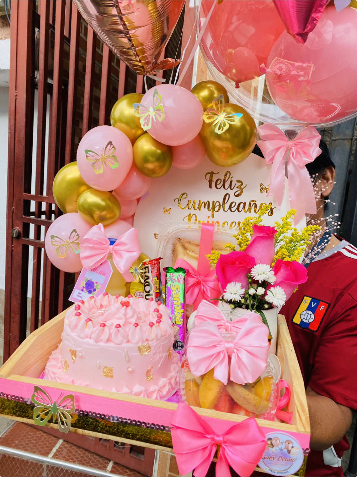 Desayuno para 15añera✨🌸 Elaboramos todos tipo de regalos para ustdes 🫶🏻 Para pedidos al WhatsApp 04242739661📱📱 Nos encuentras en Instagram como @Gabydetails_ Contáctanos!! Será un gusto ser tu cómplice en sorpresas🥳🌸 #desayunosorpresa #15años #quinceañera #desayuno #arreglos #arreglospersonalizados. #globoselio #bandeja #cumpleaños 