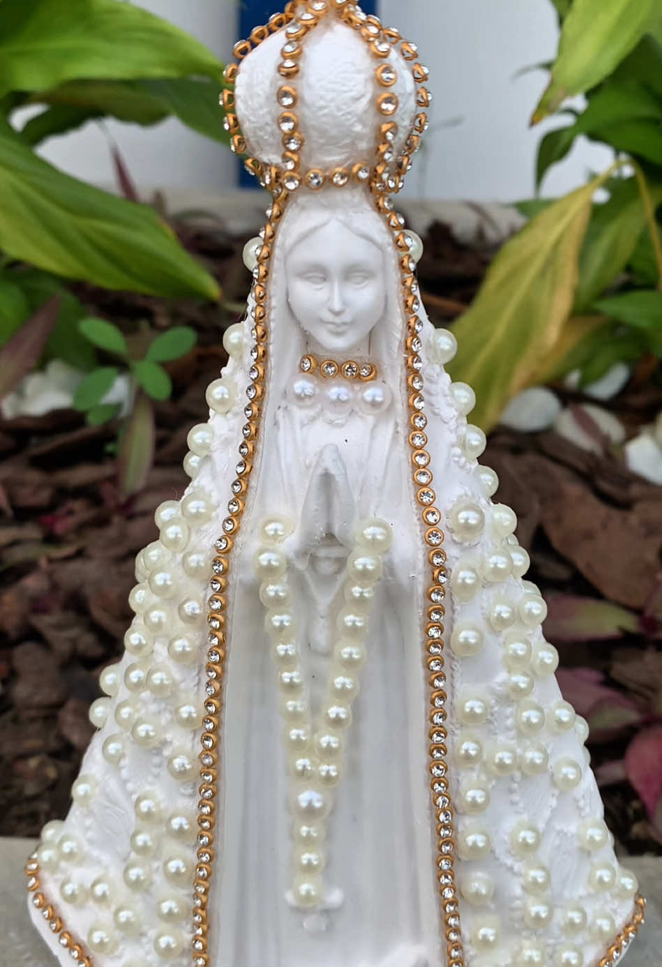 Linda imagem de Nossa Senhora Aparecida inteiramente branca, com acabamento refinado em pérolas e strass que decoram delicadamente seu manto. Uma peça encantadora, perfeita para quem deseja expressar sua devoção com beleza e sofisticação. 📏 Altura: 22 cm 📞 Informações e pedidos: (12) 98827-6567 🌐 www.portaldafeartigoscatolicos.com 📲 Enviamos para todo o Brasil! #PortaldaFé #nossasenhoraaparecida #catolicos #artigoscatolicos #artigosreligiosos #imagemreligiosa #fésempre 