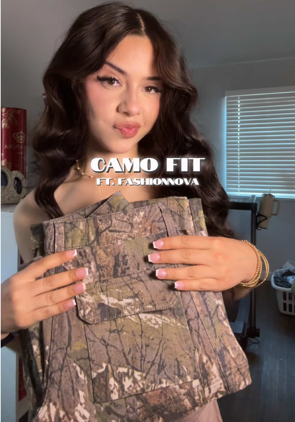 que tal 💚 @Fashion Nova detalles del outfit: •Kimberly Snatched Bodysuit - White •Bree Camo Stretch Cargo Jean - Olive/combo #fyp #fashionnova #novababe #viral #OOTD 