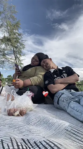 Buat isteriku,terima kasih menerimaku seadanya,susah atau senang kita akan tetap  bersama.biar lah orang di luar sana membencimu dan menjatuh kan mu,selagi saya ada saya akan tetap mencintaimu dan membangunkan mu dengan penuh semangat dan bahagia hingga akhir waktu 🥰❤️ #fyp#foryou#xyzbca 